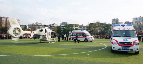 东部通航完成广东首例双引擎直升机空中转送双患者任务
