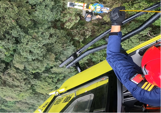 深圳游客登梧桐山不慎坠落7米深悬崖，多方协同，启用直升机为生命保驾护航