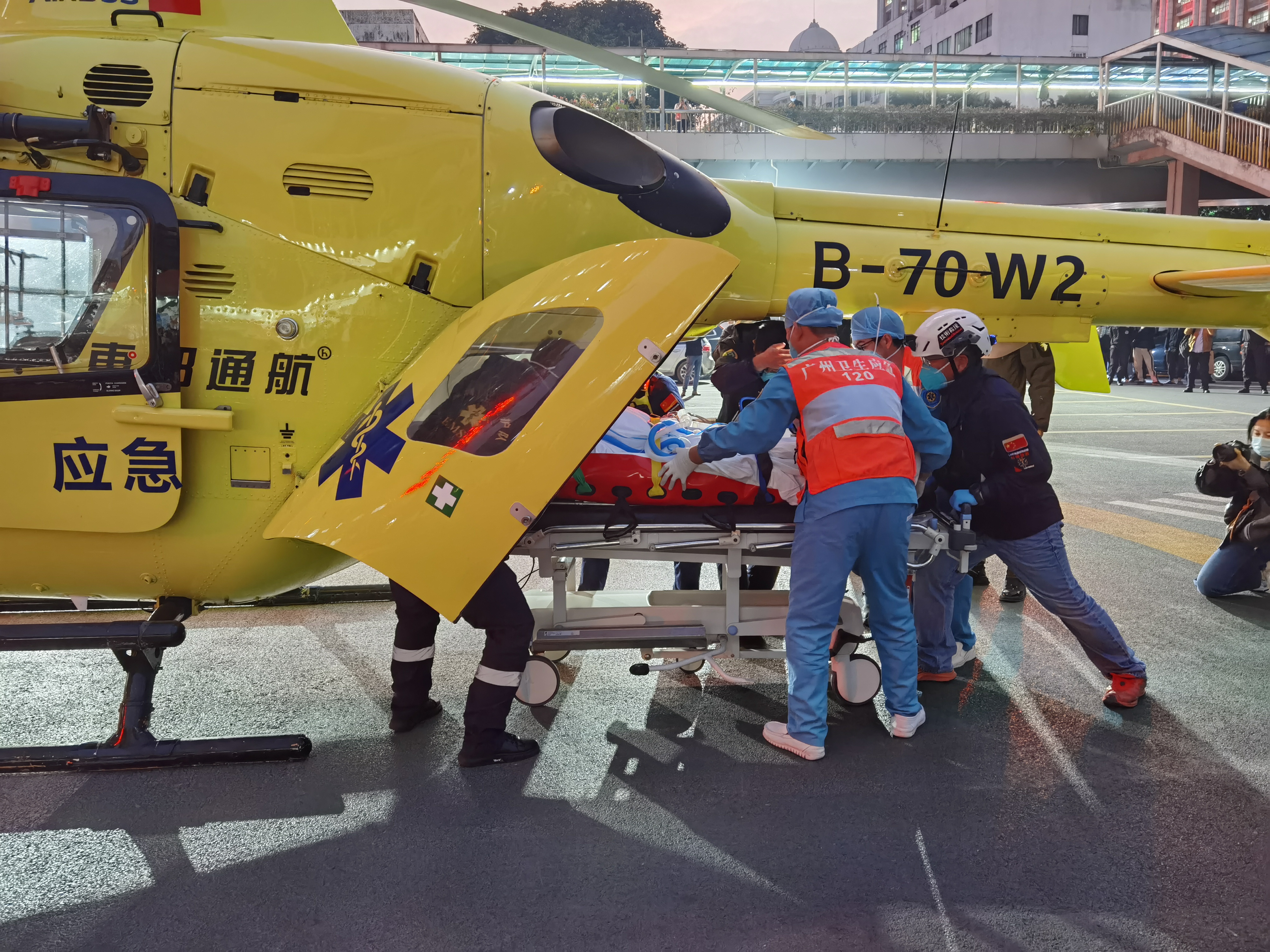 直升机跨市转运，惠州72岁重症肺炎呼吸衰竭患者40分钟抵达广州