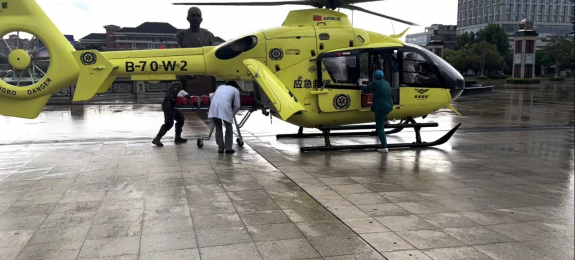 人民日报：乌云密布，救援直升机紧急起飞